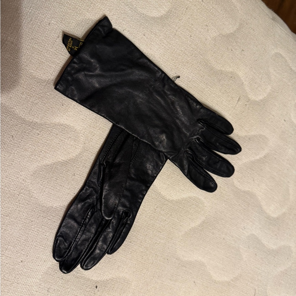 Black Leather gloves women’s med but are r
More like a small.